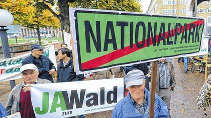 Umstritten: Gegner des Nationalparks Schwarzwald demonstrieren in Stuttgart vor dem Ausweich-Landtag im Vorfeld der Landtagsberatung zum Nationalpark-Gesetz. Die CDU-Landtagsfraktion hat ihre Ideen für einen Nationalpark im Schwarzwald vorgestellt. Umstritten: Gegner des Nationalparks Schwarzwald demonstrieren in Stuttgart vor dem Ausweich-Landtag im Vorfeld der Landtagsberatung zum Nationalpark-Gesetz. Die CDU-Landtagsfraktion hat ihre Ideen für einen Nationalpark im Schwarzwald vorgestellt.