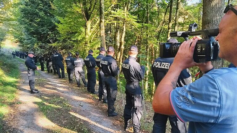 Polizisten durchkämmen einen Wald bei Burgsinn nach neuen Hinweisen im Fall "Brigitte Volkert" Polizisten durchkämmen einen Wald bei Burgsinn nach neuen Hinweisen im Fall "Brigitte Volkert"