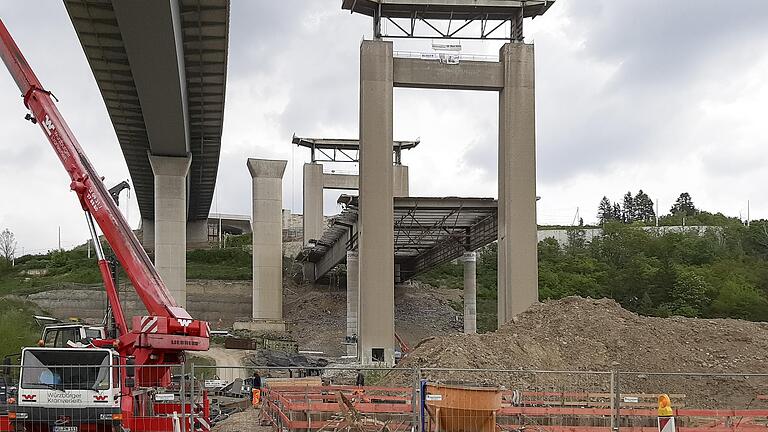 Die alten Brückenpfeiler der A3-Talbrücke, im Bild rechts, werden am Dienstag gesprengt. Ein heikles Unterfangen, weil links davon bereits ein Teil der neuen Brücke steht und rechts davon in nur 30 Metern Entfernung die ersten Wohnhäuser. Die alten Brückenpfeiler der A3-Talbrücke, im Bild rechts, werden am Dienstag gesprengt. Ein heikles Unterfangen, weil links davon bereits ein Teil der neuen Brücke steht und rechts davon in nur 30 Metern Entfernung die ersten Wohnhäuser.