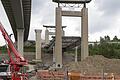 Die alten Brückenpfeiler der A3-Talbrücke, im Bild rechts, werden am Dienstag gesprengt. Ein heikles Unterfangen, weil links davon bereits ein Teil der neuen Brücke steht und rechts davon in nur 30 Metern Entfernung die ersten Wohnhäuser.