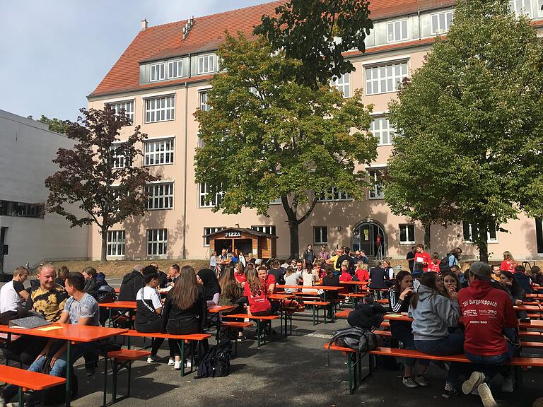 50 Jahre Fachoberschule in Schweinfurt: Mit einer "back to school party" ist die FOS ins Jubiläumsjahr gestartet. 50 Jahre Fachoberschule in Schweinfurt: Mit einer "back to school party" ist die FOS ins Jubiläumsjahr gestartet.