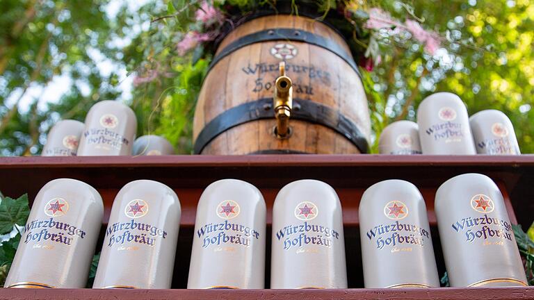 Bei der Festbierprobe für Kiliani wurde am vergangenen Dienstag auf Gut Wöllried das extra gebraute Festbier der Würzburger Hofbäu vorgestellt. Die Maß kostet heuer auf Kiliani 11,30 Euro. Bei der Festbierprobe für Kiliani wurde am vergangenen Dienstag auf Gut Wöllried das extra gebraute Festbier der Würzburger Hofbäu vorgestellt. Die Maß kostet heuer auf Kiliani 11,30 Euro.
