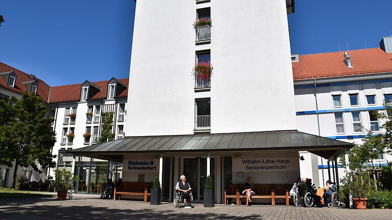 Personal und Bewohner des Caritas-Seniorenheims Maria Frieden werden vom Wilhelm-Löhe-Haus (hier ein Archivbild von 2019) übernommen. Das Wilhem-Löhe-Haus wird unter Trägerschaft der Diakonie Schweinfurt betrieben. Laut Homepage bietet das Haus 138 Plätze im Pflegebereich. Personal und Bewohner des Caritas-Seniorenheims Maria Frieden werden vom Wilhelm-Löhe-Haus (hier ein Archivbild von 2019) übernommen. Das Wilhem-Löhe-Haus wird unter Trägerschaft der Diakonie Schweinfurt betrieben. Laut Homepage bietet das Haus 138 Plätze im Pflegebereich. 