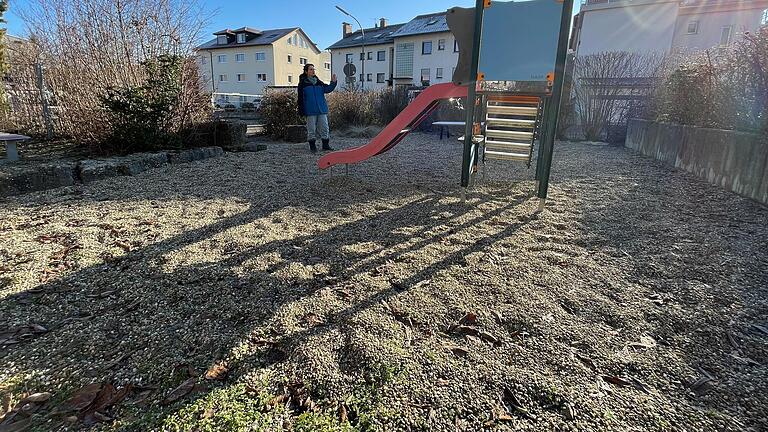 Die Spielfläche neben dem Partnerschaftsplatz im Grundweg soll zum 'Bürgergarten Höchberg' umgestaltet werden. Monia Zecca erklärt, wie das funktionieren kann. Die Spielfläche neben dem Partnerschaftsplatz im Grundweg soll zum 'Bürgergarten Höchberg' umgestaltet werden. Monia Zecca erklärt, wie das funktionieren kann.