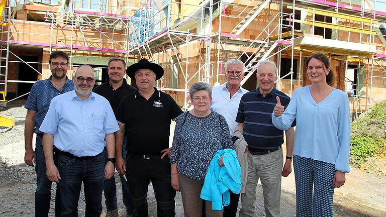 Beim Richtfest am neuen Ärztehaus in Stadtschwarzach freuten sich (von links) Statiker Stephan Dinkel, Bürgermeister Volker Schmitt, Michael Barthelme (Hoch- und Tiefbau Müller), Jürgen Manger (Zimmerer), Investorin Irene Weidmann, Planer Wolfgang Weis, Investor Wolfgang Weidmann und Hausärztin Dr. Anne Fleck.