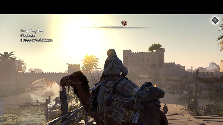 Screenshot aus &bdquo;Assassin's Creed Mirage&rdquo;       -  Andere Spiele haben Pferde, &bdquo;Assassin's Creed: Mirage&rdquo; lässt Held Basim auf einem Kamel in den Sonnenuntergang reiten.