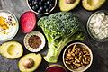 Super Food: Avocado, Brokkoli, Blaubeeren und Walnüsse       -  Gesunde Fettsäuren, viel Gemüse, komplexe Kohlenhydrate: Eine ausgewogene Ernährung schmeckt auch den grauen Zellen.