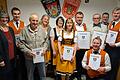 Die Kreisvorsitzende des NBMB Rhön-Grabfeld Renate Haag (links), ehrte zahlreiche Musikanten der Musikkapelle Löhrieth e.V. für aktives Musizieren.