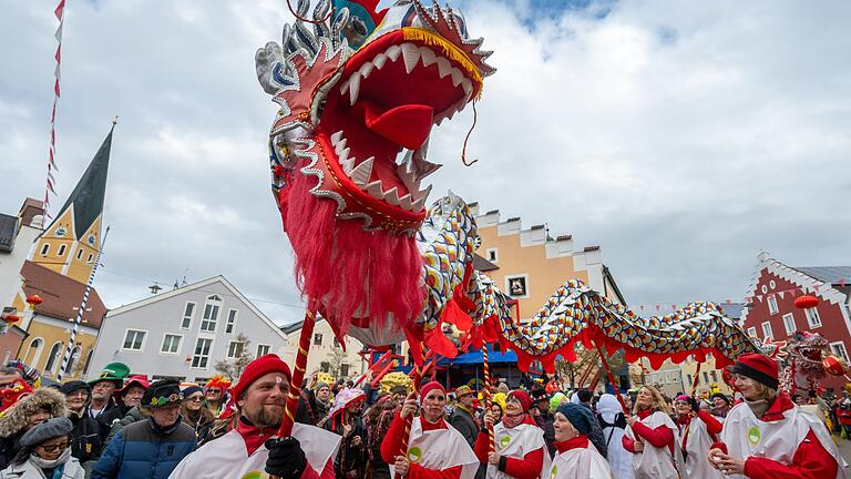 Chinesenfasching in Dietfurt       -  Farbenfroh kostümiert wird Dietfurt jedes Jahr zu &bdquo;Bayerisch China&rdquo;.