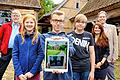Auf Zeitreise: Schüler des Mellrichstädter Martin-Pollich-Gymnasiums haben eine digitale Schnitzeljagd entwickelt, die jungen Besuchern des Fladunger Freilandmuseums auf neue Weise Museumsthemen vermittelt. Im Bild (v. links) Medienpädagoge Lambert Zumbrägel, Klara Voß, Paul Böhm, Tim Krieg, Museumspädagogin Natalie Ungar und Schuldirektor Robert Jäger.