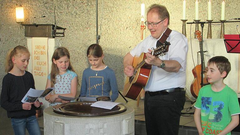 Kommunionkinder aus Pfaffenhausen singen zum Gitarrenspiel von Pfarrer Thomas Eschenbacher.Foto: Winfried Ehling - Kommunionkinder aus Pfaffenhausen singen zum Gitarrenspiel von Pfarrer Thomas Eschenbacher.Foto: Winfried Ehling Kommunionkinder aus Pfaffenhausen singen zum Gitarrenspiel von Pfarrer Thomas Eschenbacher.Foto: Winfried Ehling - Kommunionkinder aus Pfaffenhausen singen zum Gitarrenspiel von Pfarrer Thomas Eschenbacher.Foto: Winfried Ehling