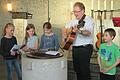 Kommunionkinder aus Pfaffenhausen singen zum Gitarrenspiel von Pfarrer Thomas Eschenbacher.Foto: Winfried Ehling       -  Kommunionkinder aus Pfaffenhausen singen zum Gitarrenspiel von Pfarrer Thomas Eschenbacher.Foto: Winfried Ehling