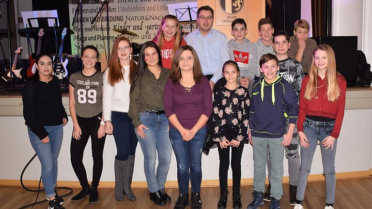 Bürgermeister Wolfgang Lampe ist stolz, dass sich 13 Jugendliche für einen Sitz im Stadtjugendrat bewerben; im Bild: (von links) Fidan Muradova, Josefine Reichenwallner, Franziska Düll, Giulia Murea, Milana Schneck, Tatjana Meier, Wolfgang Lampe, Jule Ryrko, Tomasz Wysocki, Florian Düll, Daniel Heilmann, Falko Seitz, Louis Buhl und Kiara Cockburn. Bürgermeister Wolfgang Lampe ist stolz, dass sich 13 Jugendliche für einen Sitz im Stadtjugendrat bewerben; im Bild: (von links) Fidan Muradova, Josefine Reichenwallner, Franziska Düll, Giulia Murea, Milana Schneck, Tatjana Meier, Wolfgang Lampe, Jule Ryrko, Tomasz Wysocki, Florian Düll, Daniel Heilmann, Falko Seitz, Louis Buhl und Kiara Cockburn.