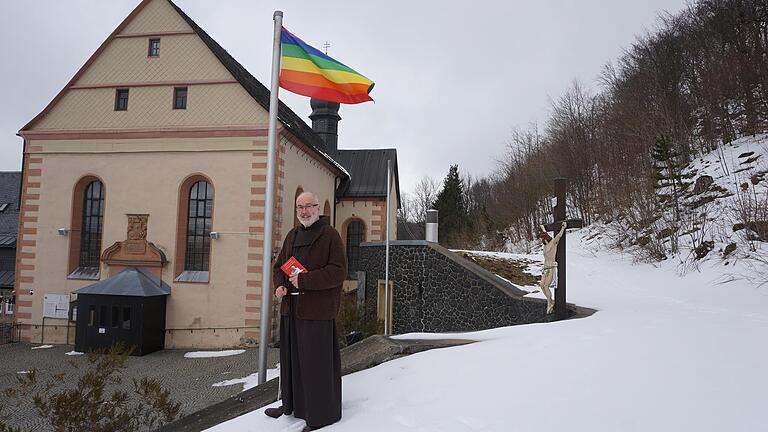 'Freude der Liebe' lautet der Titel des Buches von Papst Franziskus, das Pater Korbinian Klinger, der Guardian des Kloster Kreuzberg, in Händen hält. Die Regenbogenfahne hat er am Freialtar gehisst als Zeichen der Unterstützung für den Aufruf 'Segen für Alle.' 'Freude der Liebe' lautet der Titel des Buches von Papst Franziskus, das Pater Korbinian Klinger, der Guardian des Kloster Kreuzberg, in Händen hält. Die Regenbogenfahne hat er am Freialtar gehisst als Zeichen der Unterstützung für den Aufruf 'Segen für Alle.'