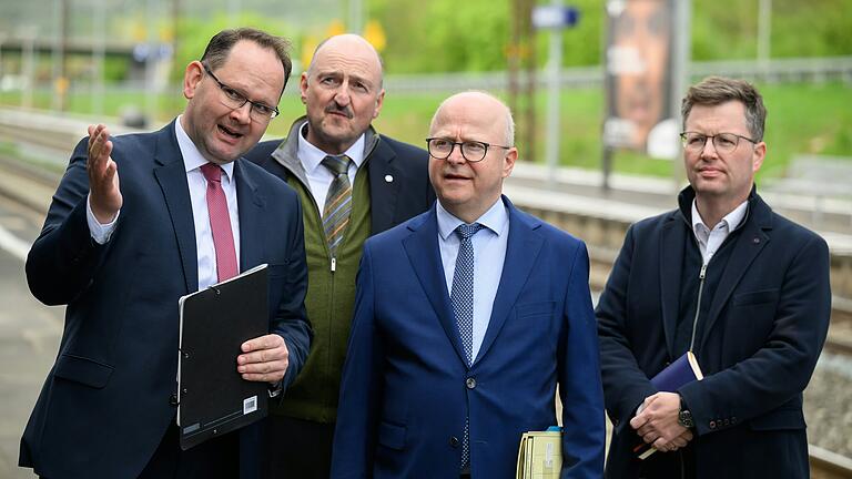 Karlstadts Bürgermeister Michael Hombach (CSU) (von links), Bundestagsabgeordneter Bernd Rützel (SPD), Michael Theurer (FDP), Parlamentarischer Staatssekretär im Bundesverkehrsministerium, und Christian Schreck (CSU), besichtigten den Bahnhof in Karlstadt.