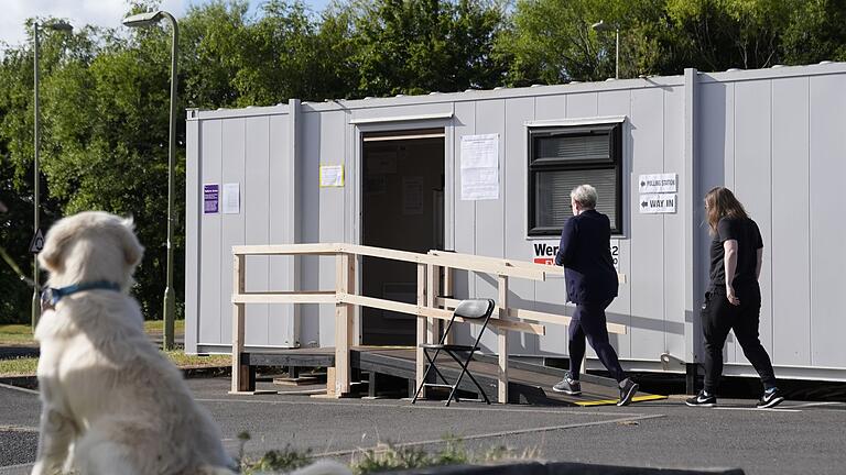 Parlamentswahl in Großbritannien       -  Unter dem Hashtag #DogsAtPollingStations werden online Fotos von Hunden vor Wahllokalen gepostet.