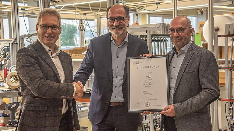 Die IHK gratuliert zu 100 Jahre SIS-Licht Schweinfurt: im Bild (von links) Jürgen Bode, stellvertretender Hauptgeschäftsführer der IHK, Geschäftsführer Stefan Lang und Gesellschafter Christoph Lang. Die IHK gratuliert zu 100 Jahre SIS-Licht Schweinfurt: im Bild (von links) Jürgen Bode, stellvertretender Hauptgeschäftsführer der IHK, Geschäftsführer Stefan Lang und Gesellschafter Christoph Lang.