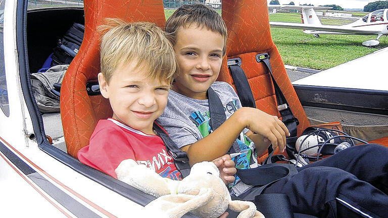 Ready to take off: Jonas und Jan machen sich's auf dem Giebelstädter Flugplatz im Pilotensitz bequem.