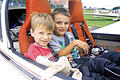 Ready to take off: Jonas und Jan machen sich's auf dem Giebelstädter Flugplatz im Pilotensitz bequem.