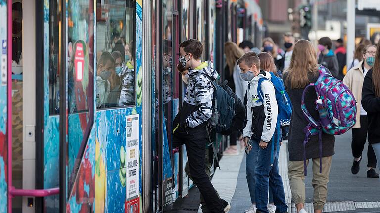 Am häufigsten beschweren sie sich die Eltern gegenüber der Redaktion über das Gedränge im Nahverkehr der Region.&nbsp;