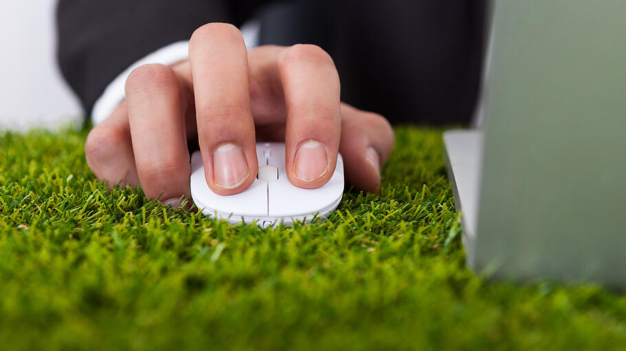 Midsection,Of,Businessman,Using,Laptop,With,Computer,Mouse,On,Grass       -  Mitarbeiter von FiNUM.Finanzhaus beraten nicht nur über ökologisch und sozial verträgliche Geldanlage. Sie selbst
nutzen in ihrer täglichen Arbeit nachhaltige Büroartikel, Mehrweg-Versandsysteme und eine Suchmaschine, die
Aufforstung als Geschäftsziel verfolgt.