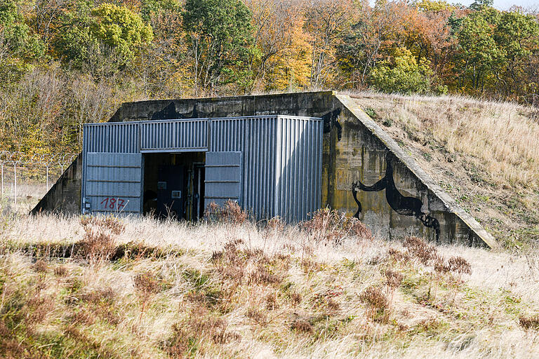 Die Waffenbunker mit meterdicken Betonwänden waren wie Maulwurfshügel aufgeworfen. Später kamen vorgebaute Metallkäfige dazu.