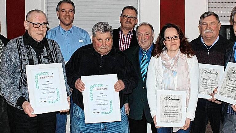 Bei der Jahreshauptversammlung des Großlangheimer Kleintierzuchtvereins wurden für langjährige Treue zum Verein Wolfgang Lehner, Günter Schmitz, Karsten Droll, Werner Reuther, Günther Holder, Anke Krämer, Paul Gärtner und Konrad Kolb vom Vorsitzenden Willi Habermann (vierter von rechts) geehrt.