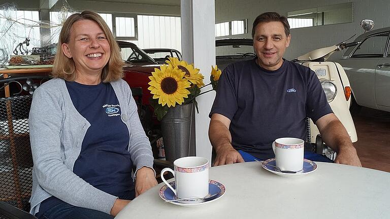 Frühstück im „Museumscafé“: Elke Märkl und Elmar Büttner sitzen am Kaffeetisch im Ausstellungsraum auf dem Werkstattgelände. Frühstück im „Museumscafé“: Elke Märkl und Elmar Büttner sitzen am Kaffeetisch im Ausstellungsraum auf dem Werkstattgelände.