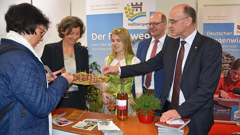 Gut besucht ist der Stand vom Verein Haßberge Tourismus auf der Freizeitmesse in Nürnberg. Geschäftsführerin Susanne Volkheimer, Weinprinzessin Anna-Lena Werb, Bürgermeister Thomas Stadelmann und Landrat Wilhelm Schneider (von links) werben für die Region.