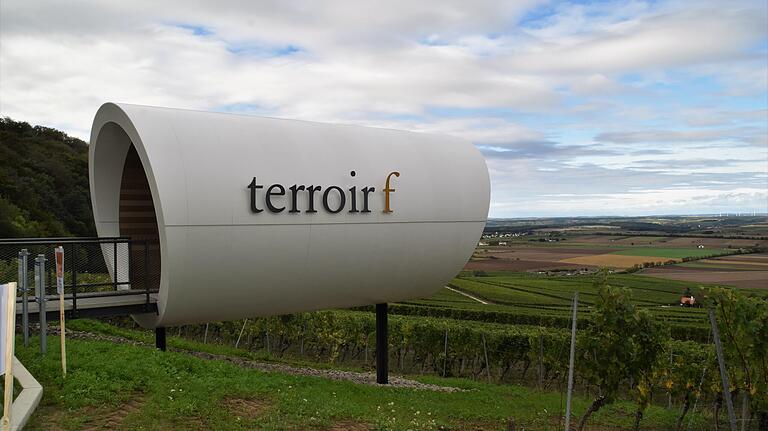 Der Rödelseer terroir f-Punkt ist offiziell eingeweiht. Nun gibt es fünf magische Orte im Landkreis.