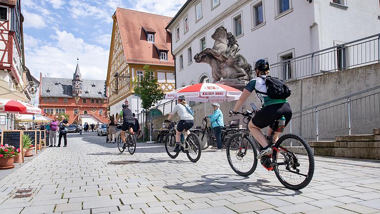 Auch im Landkreis Würzburg (im Bild die Hauptstraße in Ochsenfurt) gelten ab Sonntag die 3G-Regeln.