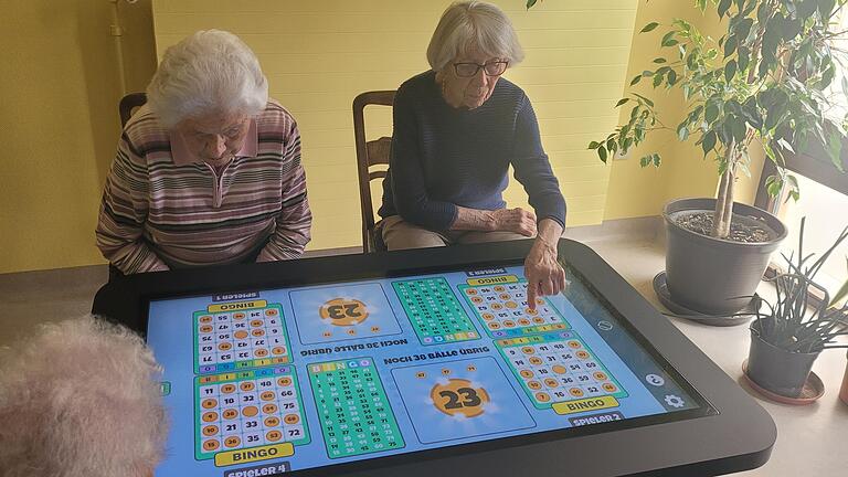 CareTable mit Bewohnern im Einsatz, hier beim Spieleklassiker 'Bingo'.