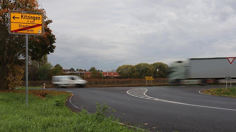 Ausfahrt von Hoheim auf die Kreisstraße: Seit der Sperrung der B 8 zwischen Kitzingen und Mainbernheim nimmt der Verkehr auf der Umleitungsstrecke spürbar zu.