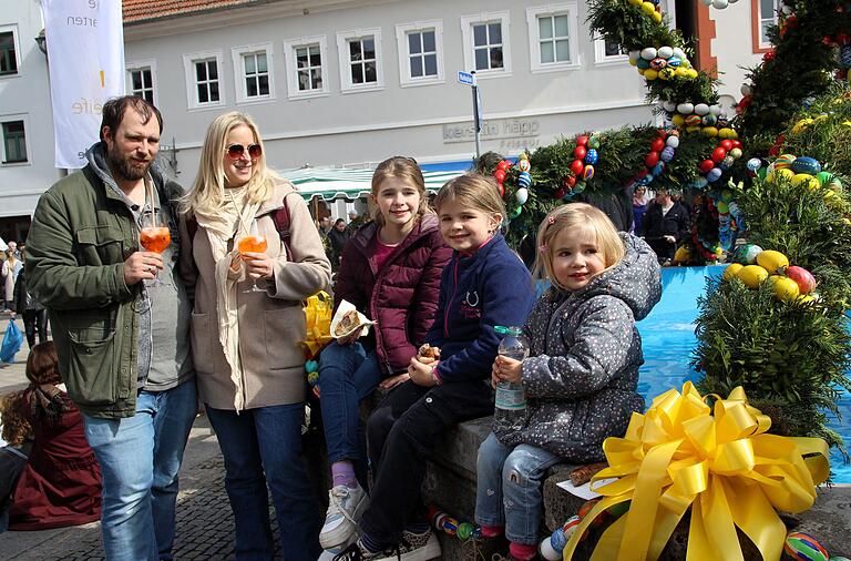 Das Frühlingserwachen in der Volkacher Altstadt war ein Fest für die ganze Familie. Vor allem am bunt geschmückten Osterbrunnen genossen Eltern und ihre Kinder das herrliche Frühlingswetter.