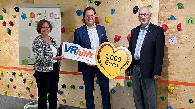 Im Bild (von links): Schulleiterin Birgit Weiß, Frank Hefner (Vorstandssprecher der VR-Bank Main-Rhön) und Hans-Dieter Kutter (Vorsitzender des Stiftungsrates der Celtis-Stiftung).