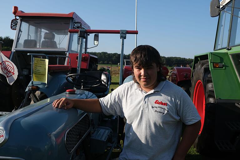 Elias Ott, das jüngste Clubmitglied, vor seinem Oldtimer. Elias Ott, das jüngste Clubmitglied, vor seinem Oldtimer.
