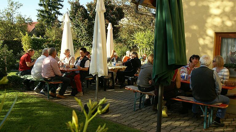 Ein Blick in den Garten der Heckenwritschaft von Weinbau Schwab. Bei schönen Wetter gibt es dort rund 40 bis 50 weitere Sitzplätze. Ein Blick in den Garten der Heckenwritschaft von Weinbau Schwab. Bei schönen Wetter gibt es dort rund 40 bis 50 weitere Sitzplätze.