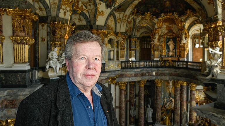 Reinhold Meurer an seinem Arbeitsplatz seit 50 Jahren, der Empore der Hofkirche der Würzburger Residenz.