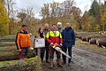 Roland Braun vom Forstbetrieb Schonungen, Milena Hammer (Kämmerei), Forsttechniker Thomas Helmschrott, Lukas Zier, Revierförster Rainer Seufert und Bürgermeister Stefan Rottmann (von links) am Wertholzplatz in Sailershausen.