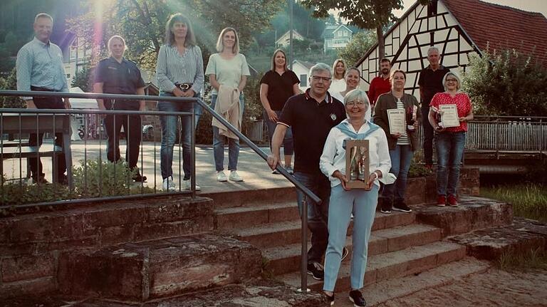 Auf dem Foto die Schulweghelfer von Fellen zusammen mit der Bürgermeisterin, der Schulleiterin und Vertreterin, sowie der Dienststellenleiterin der Polizei Gemünden. Auf dem Foto die Schulweghelfer von Fellen zusammen mit der Bürgermeisterin, der Schulleiterin und Vertreterin, sowie der Dienststellenleiterin der Polizei Gemünden.