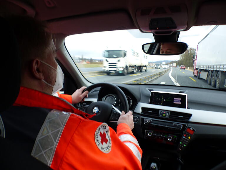 Dringender Einsatz: Mit Blaulicht ist Markus Klaßen auf der Autobahn unterwegs.