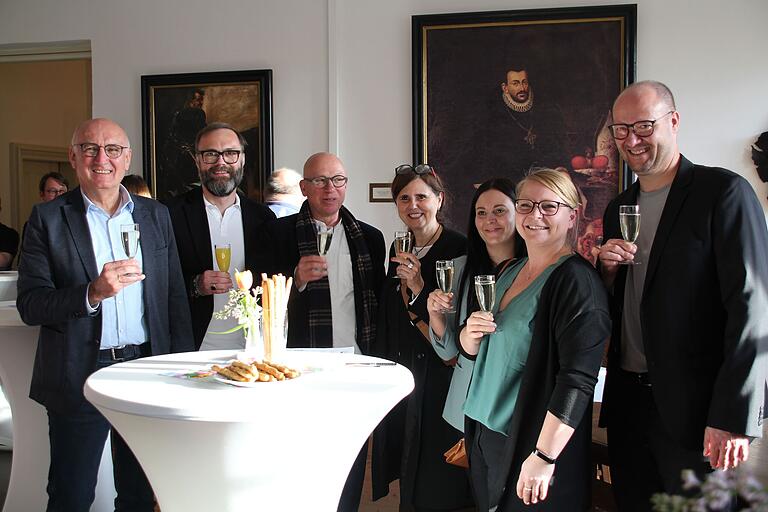 Auf den Siegerentwurf des städtebaulichen Wettbewerbs in Giebelstadt wurde angestoßen. Von links: Bürgermeister Helmut Krämer, Thomas Dill, Jury-Vorsitzender Professor Martin Schirmer, Birgit Braunschmidt, Nella von Brandenstein, Aleksandra Funck und Patric Peters.