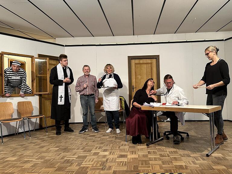 Die Darsteller der Komödie 'Der Täufel hoet en Schnaps gemocht.' Von links: Matthias Tratt, Jonas Griebel, Alfred Mölter, Magdalena Totten, Karin Korb, Benjamin Lenhard, und Tamara Räder. Nicht auf dem Bild: Souffleuse Burgl Manger und Regisseur Egon Sturm. Die Darsteller der Komödie 'Der Täufel hoet en Schnaps gemocht.' Von links: Matthias Tratt, Jonas Griebel, Alfred Mölter, Magdalena Totten, Karin Korb, Benjamin Lenhard, und Tamara Räder. Nicht auf dem Bild: Souffleuse Burgl Manger und Regisseur Egon Sturm.