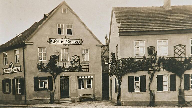 So sah das Wohnhaus mit Sattlerei-Werkstatt in der Schallfelder Straße 3 (links im Bild) früher einmal aus. 1996 wurde es abgerissen, wie lange zuvor das Nachbargebäude. An jener Stelle wurde 1964 ein Neubau mit Verkaufsladen errichtet, der dann nach dem Abbruch des Familienstammsitzes erweitert wurde.