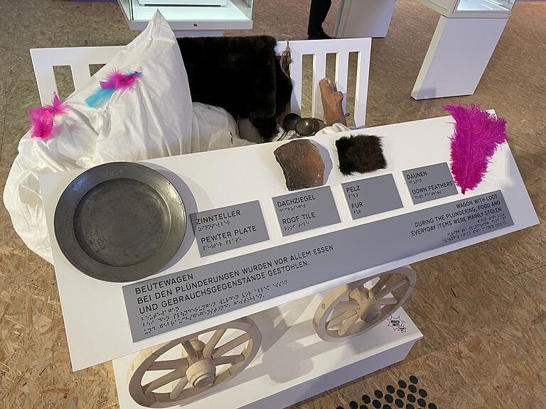 Ein 'Beutewagen' zeigt, was die Aufständischen bei ihren Raubzügen mitnahmen. Ein 'Beutewagen' zeigt, was die Aufständischen bei ihren Raubzügen mitnahmen.
