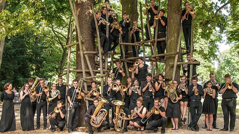 Bayerischer Landesjugendposaunenchor spielt zum Jubiläum auf - (plo) Anlässlich des 90-jährigen Bestehens des Posaunenchor Burghaslach am Sonntag, 16. Juli, gibt der Bayerische Landesjugendposaunenchor ein Konzert. Los gehen die Feierlichkeiten um 10 Uhr mit einem Festgottesdienst auf dem Platz hinter der Ägidiuskirche, zu dem die evangelische Kirchengemeinde, der Kulturarbeitskreis und der Posaunenchor Burghaslach einlädt. Ab 14 Uhr spielt der Bezirksposaunenchor im Schlossgraben und um 17 Uhr geben die jungen Blechbläser des Bayerischen Landesjugendposaunenchors (Foto) als Höhepunkt des Festtages in Konzert im Park der Baumschule Schlierf, Am Hartweg 1. Einlass ist bereits ab 16 Uhr, der Eintritt ist frei. Bei schlechtem Wetter findet das Konzert in der Ägidiuskirche statt. Bayerischer Landesjugendposaunenchor spielt zum Jubiläum auf - (plo) Anlässlich des 90-jährigen Bestehens des Posaunenchor Burghaslach am Sonntag, 16. Juli, gibt der Bayerische Landesjugendposaunenchor ein Konzert. Los gehen die Feierlichkeiten um 10 Uhr mit einem Festgottesdienst auf dem Platz hinter der Ägidiuskirche, zu dem die evangelische Kirchengemeinde, der Kulturarbeitskreis und der Posaunenchor Burghaslach einlädt. Ab 14 Uhr spielt der Bezirksposaunenchor im Schlossgraben und um 17 Uhr geben die jungen Blechbläser des Bayerischen Landesjugendposaunenchors (Foto) als Höhepunkt des Festtages in Konzert im Park der Baumschule Schlierf, Am Hartweg 1. Einlass ist bereits ab 16 Uhr, der Eintritt ist frei. Bei schlechtem Wetter findet das Konzert in der Ägidiuskirche statt.