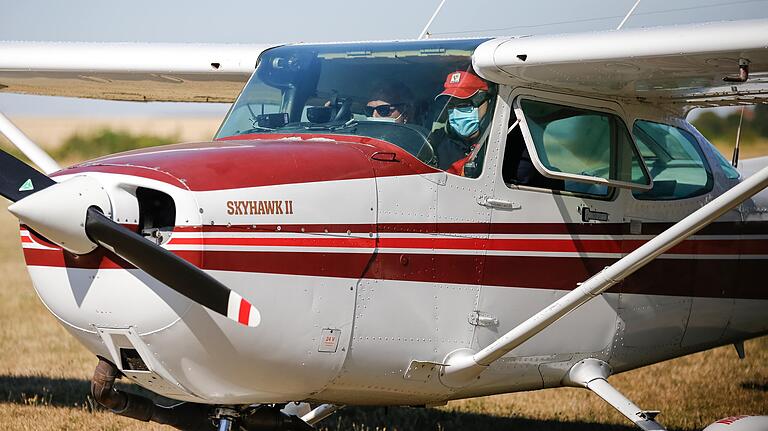 Maske auf, Mikro an: Pilot Hans-Adam Stangl (rechts) und Luftbeobachter Heiko Drexel bereiten sich zum Abflug vor. Maske auf, Mikro an: Pilot Hans-Adam Stangl (rechts) und Luftbeobachter Heiko Drexel bereiten sich zum Abflug vor.