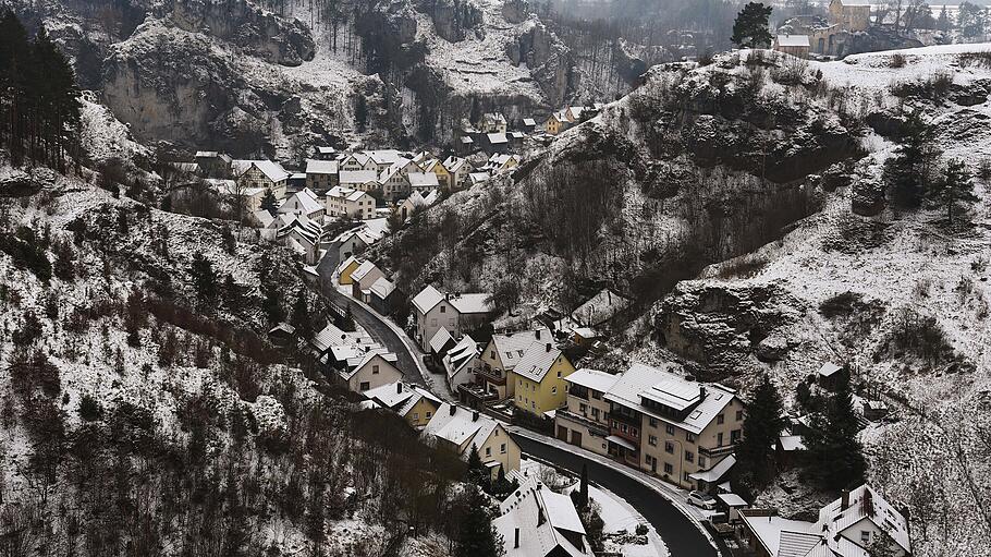 Flitterwochen in Deutschland       -  Auch im Winter ist die Fränkische Schweiz ein geeignetes Reiseziel für den Minimoon. In Pottenstein (im Bild) können Verliebte zusätzlich unterirdische Welten erkunden.