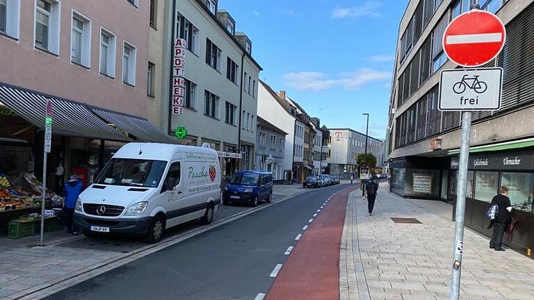 In der Zehntstraße in Schweinfurt ist wegen der vielen unterirdischen Leitungen keine Pflanzung von Bäumen möglich. Deshalb denkt man auch hier über so genanntes mobiles Grün nach. In der Zehntstraße in Schweinfurt ist wegen der vielen unterirdischen Leitungen keine Pflanzung von Bäumen möglich. Deshalb denkt man auch hier über so genanntes mobiles Grün nach.
