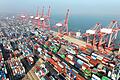 Containerterminal in China.jpeg       -  Ein chinesisches Containerterminal. Viele schwäbische Unternehmen wollen die Geschäftsbeziehungen mit China ausbauen.
